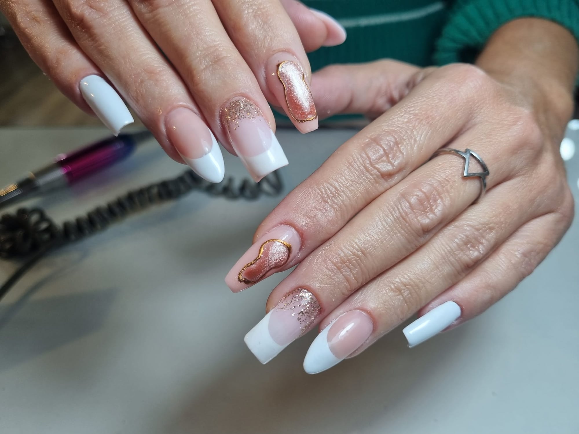 Trabajos de manicura y cuidado de uñas de Khendall Studio